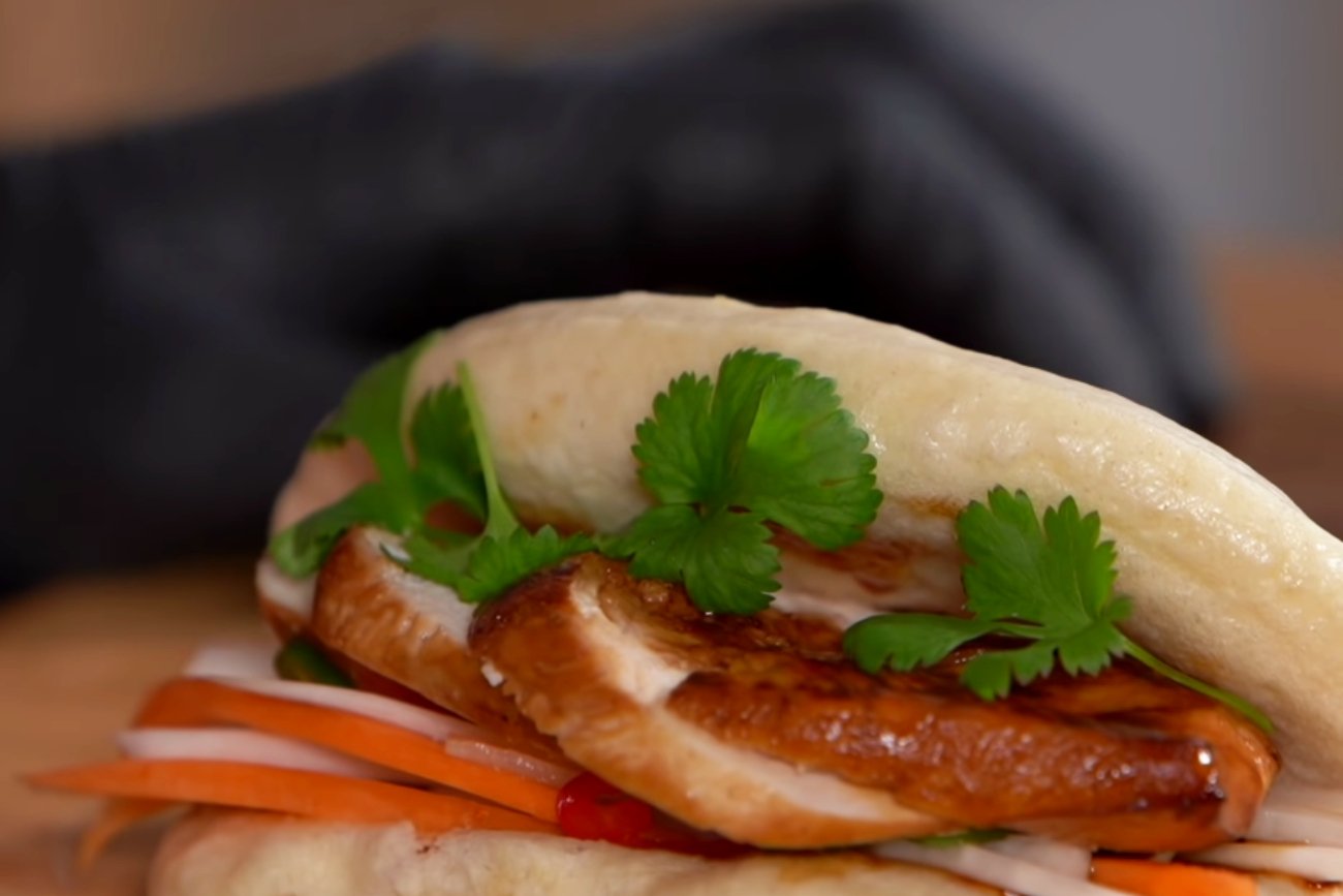 Przepis na bułeczki BAO z glazurowanym kurczakiem. Niebo w gębie!