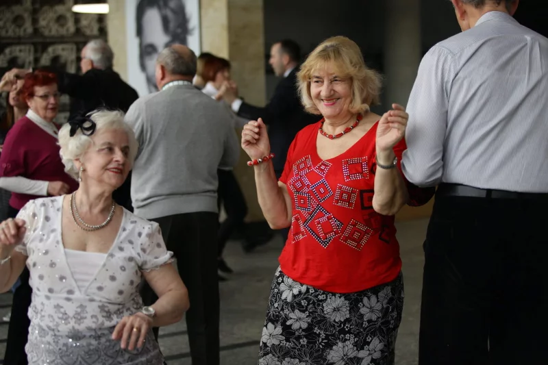 Ela (w czerwonej bluzce) w tańcu. Dancing Midzypokoleniowy w Opolu.