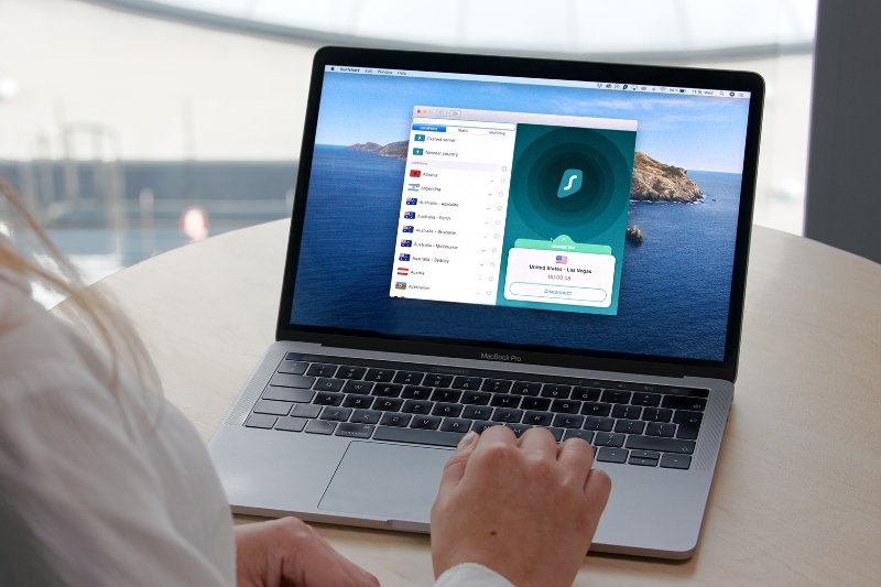 VPN to usługa chroniąca prywatność w sieci poprzez ukrywanie prawdziwego adresu IP urządzenia oraz szyfrowanie danych przesyłanych w trakcie połączenia internetowego