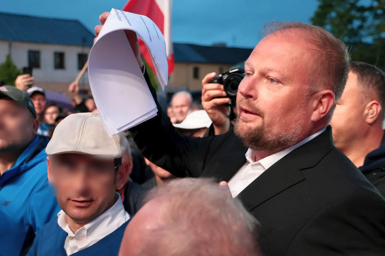 Poseł Witold Zembaczyński oblany żrącą sustancją