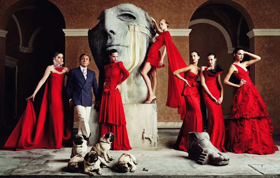 Valentino z modelkami i ukochanymi buldożkami francuskimi.
