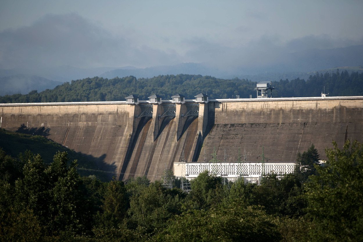 Zapora w Solinie to jedna z największych atrakcji turystycznych w Bieszczadach.