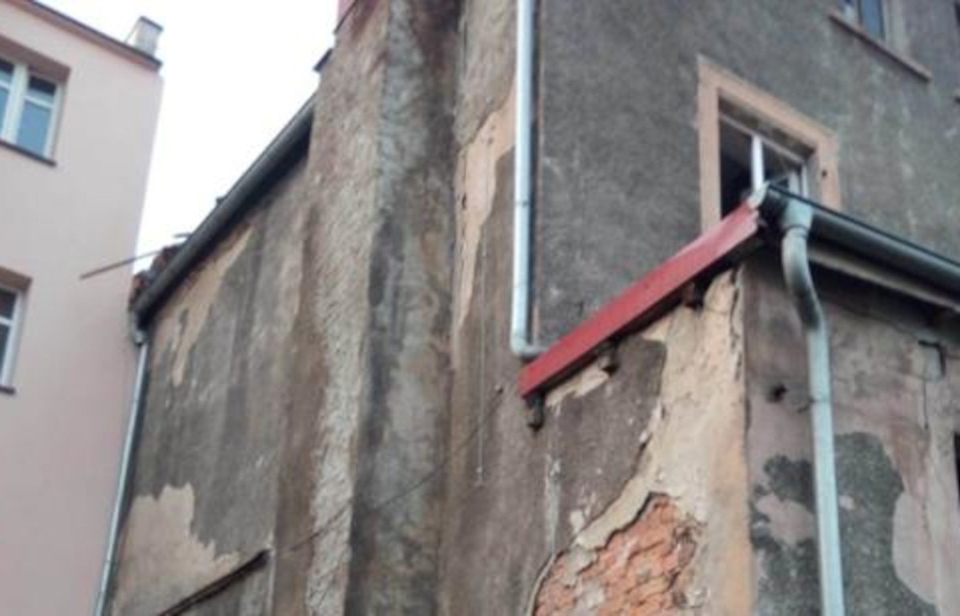 Dramat w Międzyborzu. Przy płaczących dzieciach odnaleziono zwłoki kobiety.