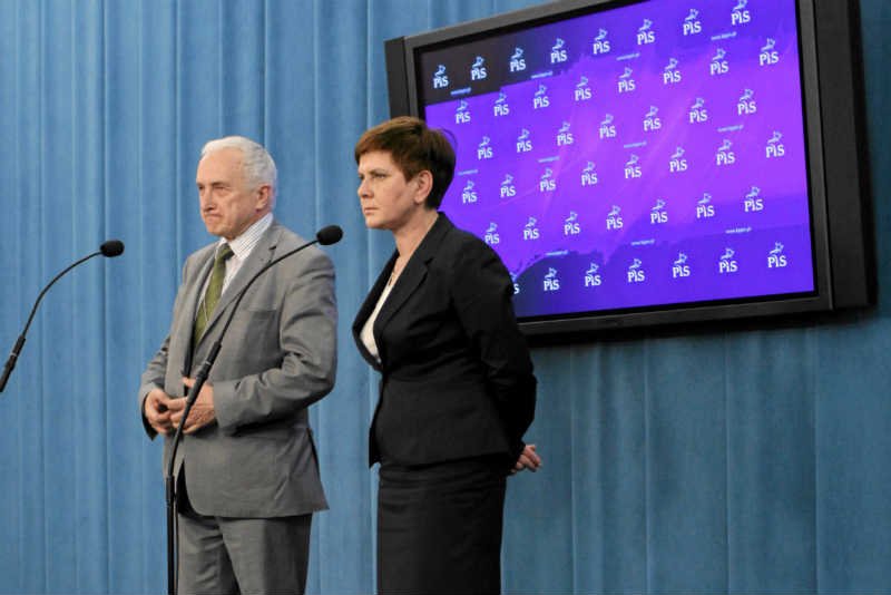 Jerzy Żyżyński z PiS chce powrotu do 40-proc. PIT dla najbogatszych. Na zdjęciu podczas konferencji z Beatą Szydło w 2012 roku.