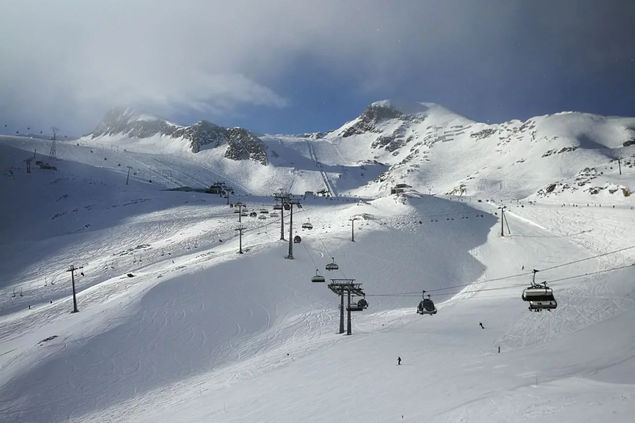 Kitzsteinhorn to lodowiec, do którego chyba najłatwiej dojechać z Polski. Na zdjęciu stoki narciarskie na lodowcu Kitzsteinhorn