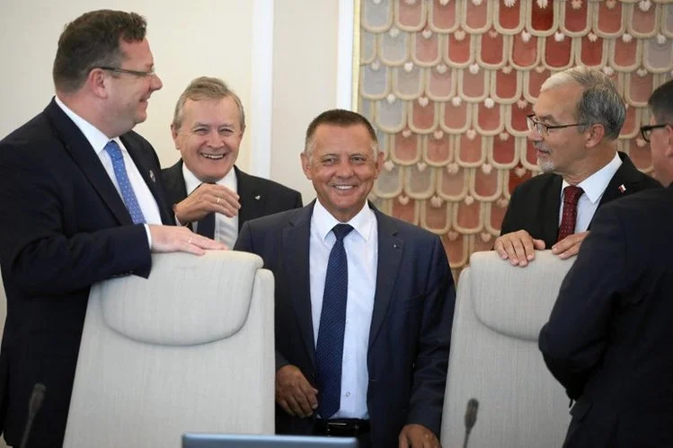 Politycy PiS dostali instrukcję dotyczącą tego, co mają mówić w sprawie afery związanej z szefem NIK Marianem Banasiem.