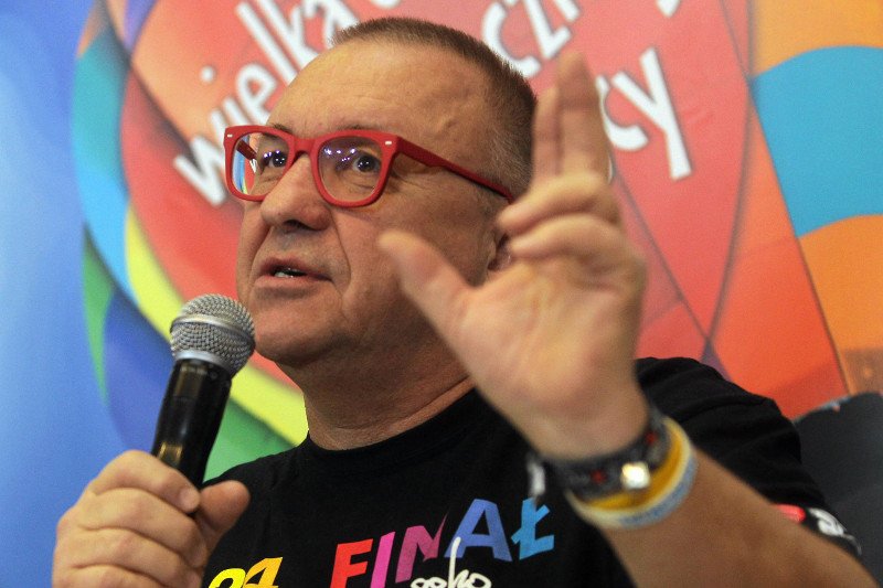 Jerzy Owsiak dziękuje posłowi Stanisławowi Pięcie.