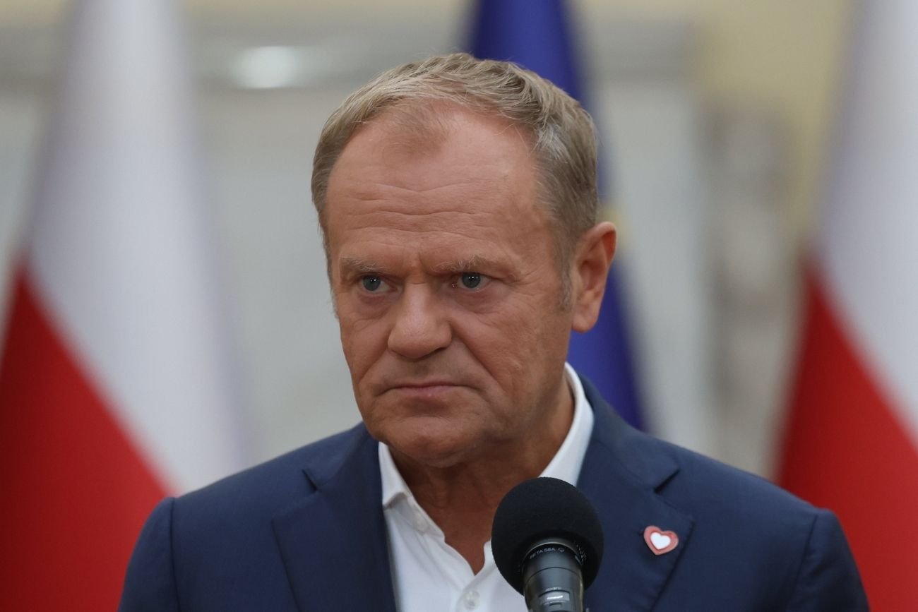 Tusk hits out at the 2  parties. "They are standing on their heads to take work   for the attack distant  from Russia."