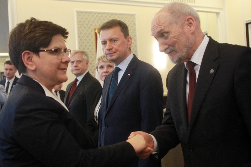 Premier Beata Szydło, szef MON Antoni Macierewicz i szef MSWiA Mariusz Błaszczak umiejętnie podsycają lęki Polaków