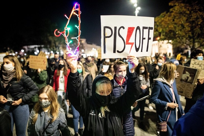 Polacy w większości popierają Strajk Kobiet.
