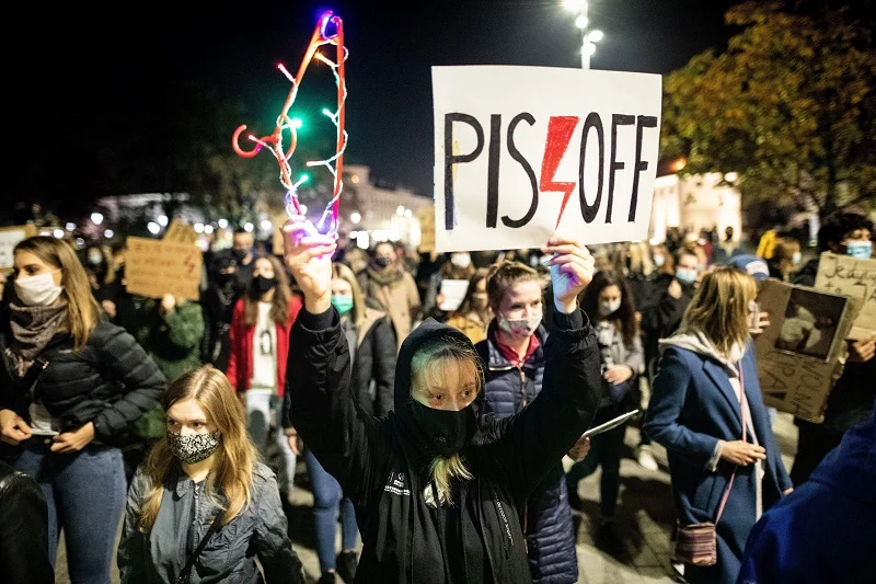 Polacy w większości popierają Strajk Kobiet.