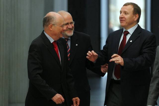 Politycy w kuluarach Sejmu unikają polityki w prywatnych rozmowach