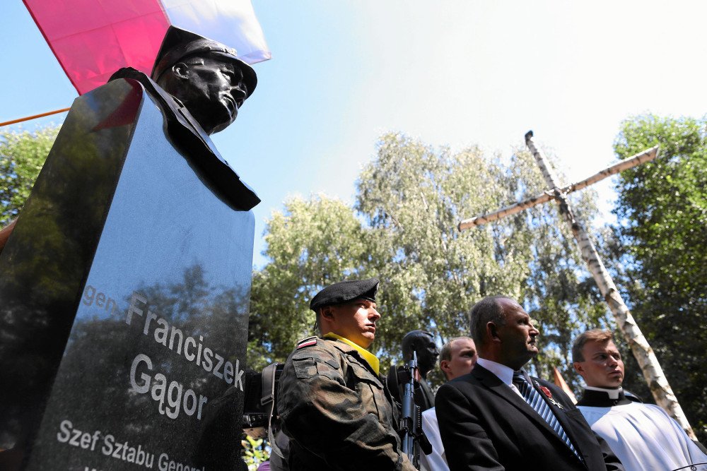 W czasie uroczystości w Ossowie koło Warszawy odsłonięto kolejne popiersia ofiar katastrofy. Na zdjęciu popiersie gen. Franciszka Gągora, ustawione w 2013 roku.