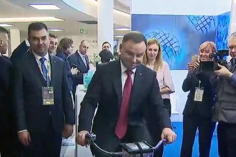 Andrzej Duda ukręcił owocowy koktajl pedałując na rowerze.
