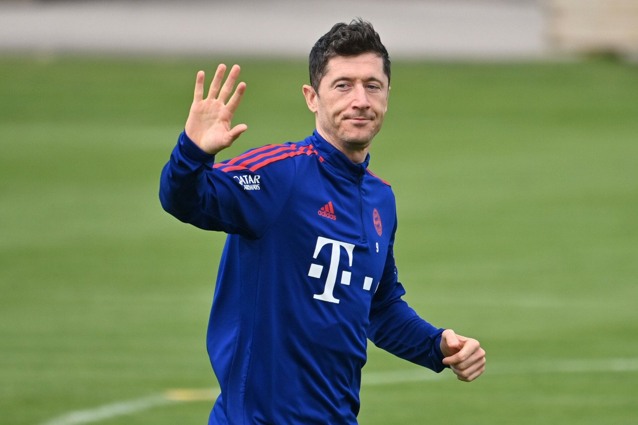 Robert Lewandowski nadal nie jest pewny przyszłości w Bayernie Monachium. Przeciąganie liny w sprawie umowy trwa.