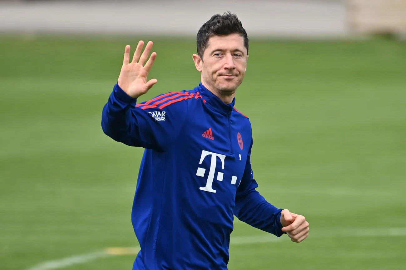 Robert Lewandowski nadal nie jest pewny przyszłości w Bayernie Monachium. Przeciąganie liny w sprawie umowy trwa.