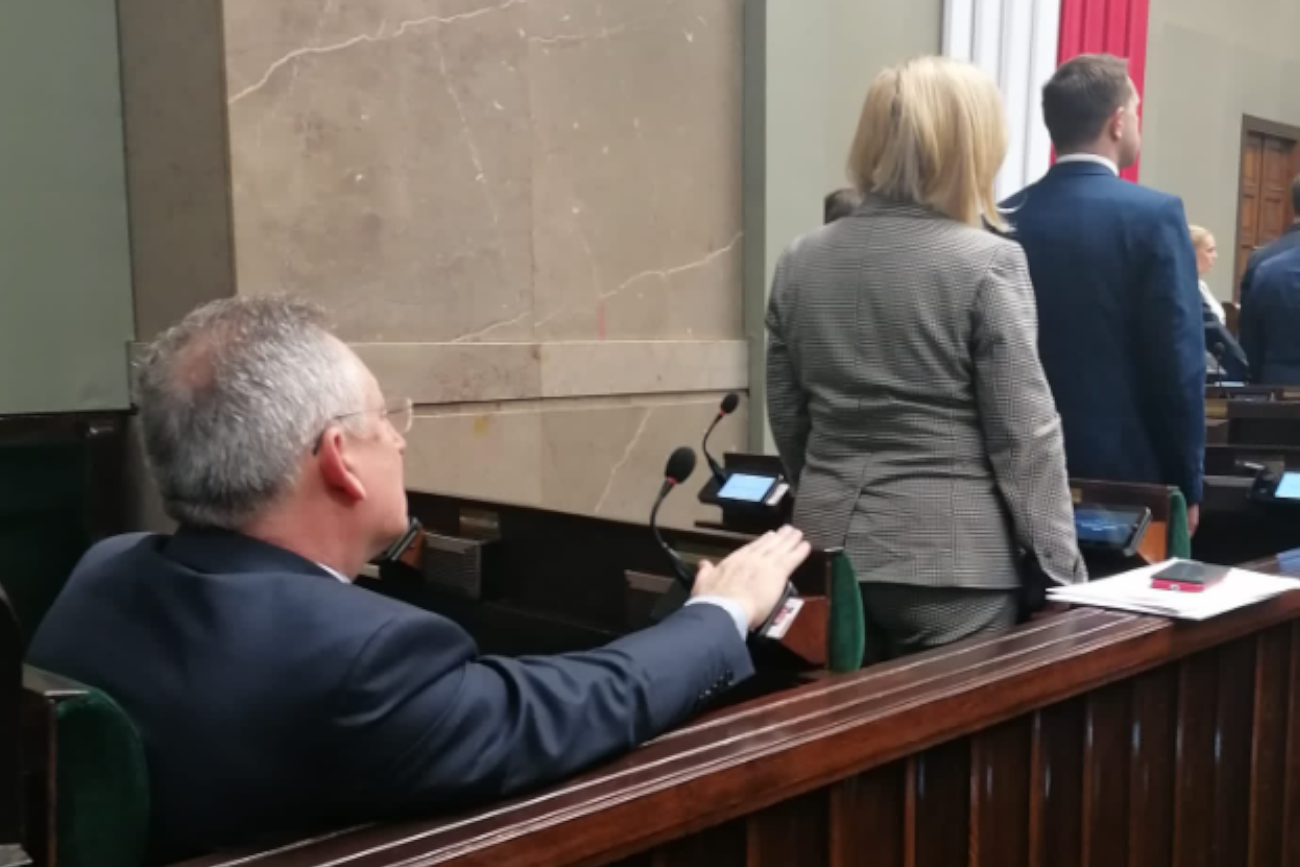 Sienkiewicz jako jedyny nie wstał do odśpiewania hymnu w Sejmie. Oto jak się tłumaczył