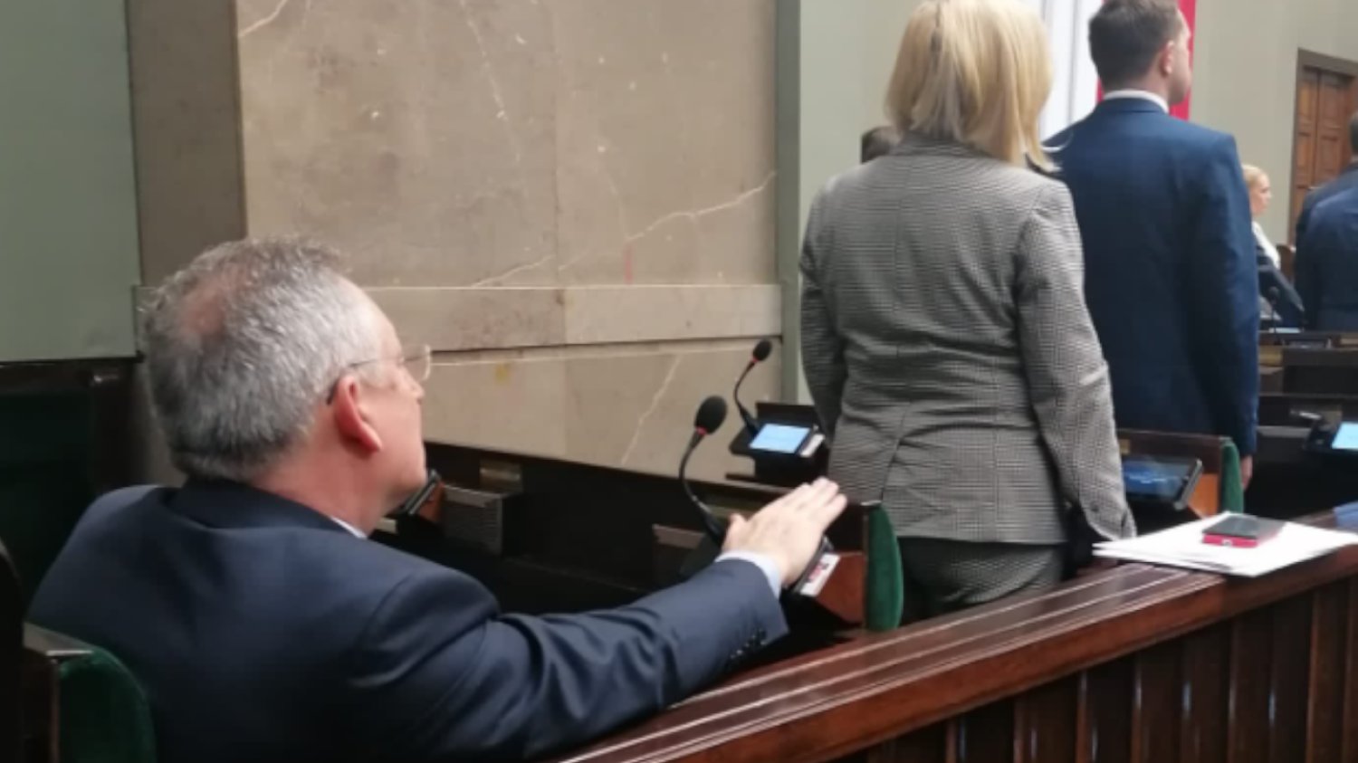 Sienkiewicz jako jedyny nie wstał do odśpiewania hymnu w Sejmie. Oto jak się tłumaczył