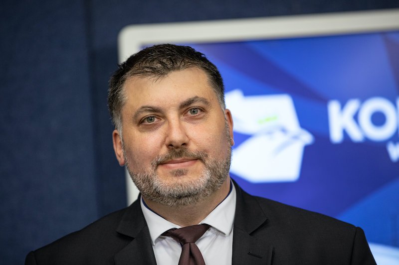 Poseł Artur Dziambor (Konfederacja) podzielił się z internautami rozważaniami zainspirowanymi zmianą rozmiaru biustu królika z kreskówki.