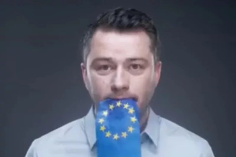 Jarosław Kuźniar w nowej kampanii piętnującej internetowy hejt.