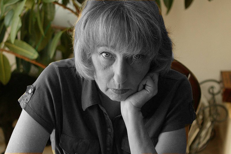 Teresa Torańska w swoim mieszkaniu