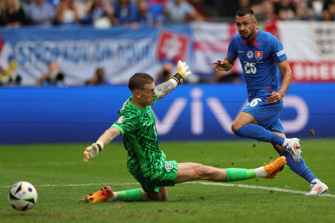 Ivan Schranz pokonuje bramkarza Anglików