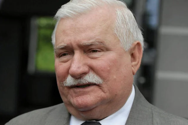Lech Wałęsa twierdzi, że dokumenty w teczce to fałszywki.