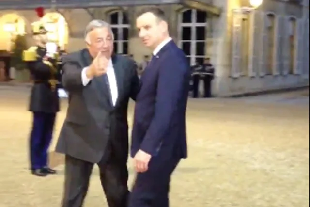 Podczas wizyty we Francji prezydent Andrzej Duda nie zauważył fotoreporterów, którzy chcieli zrobić mu zdjęcia