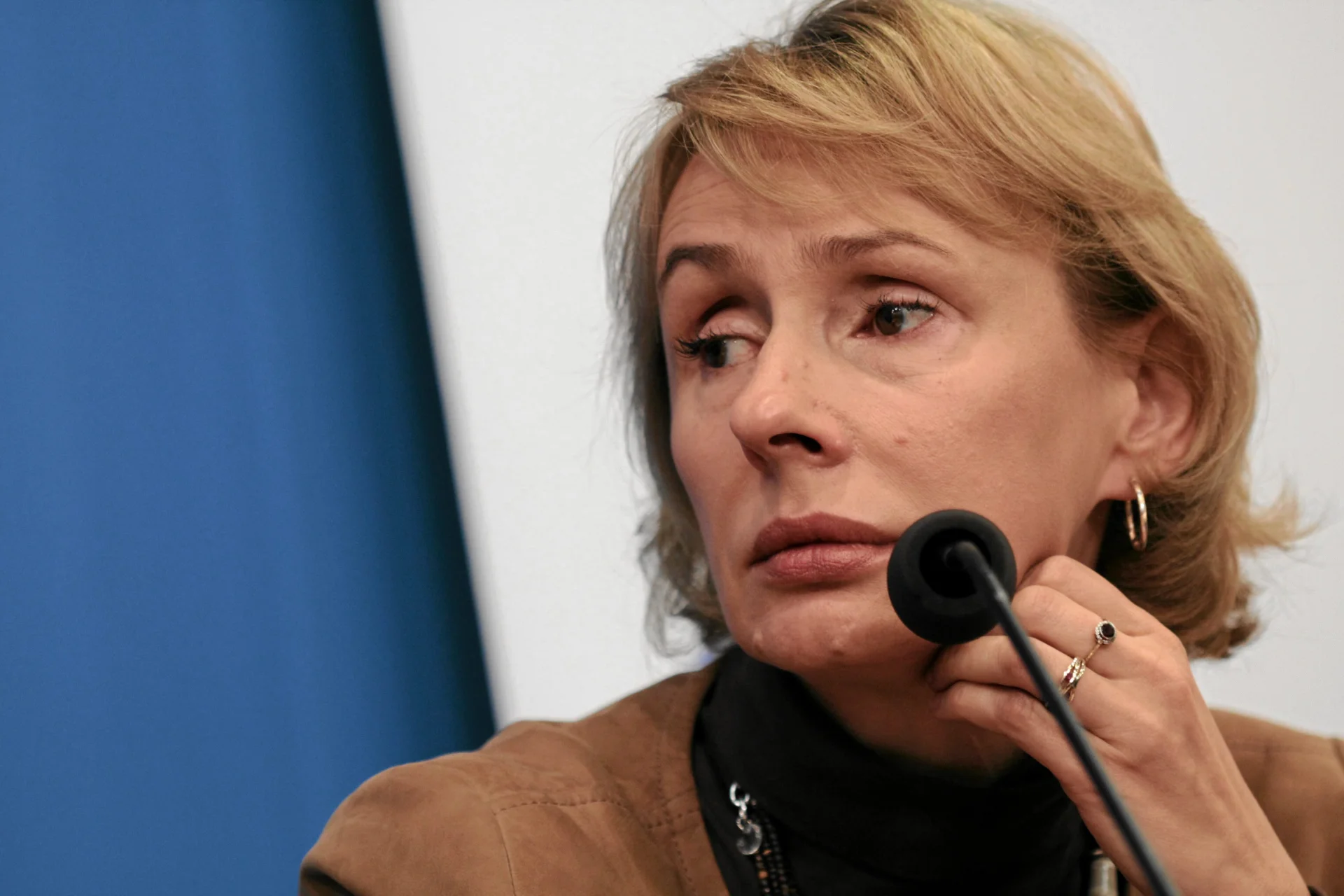 Dyrektor Biełsat TV Agnieszka Romaszewska-Guzy zwolniła pracownika za zdjęcie Andrzeja Dudy. Teraz kuriozalnie się tłumaczy.