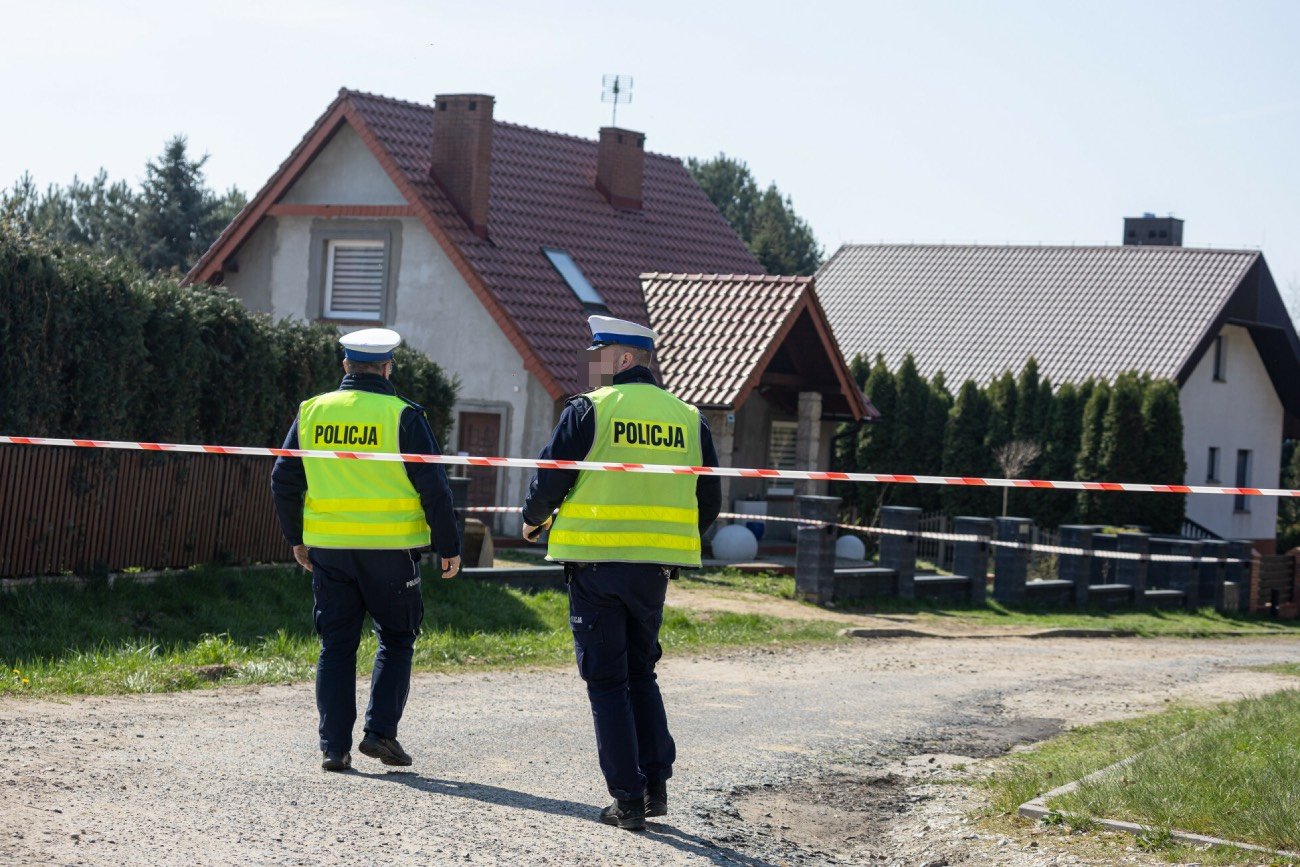 Policja przed domem w Kobylej Górze