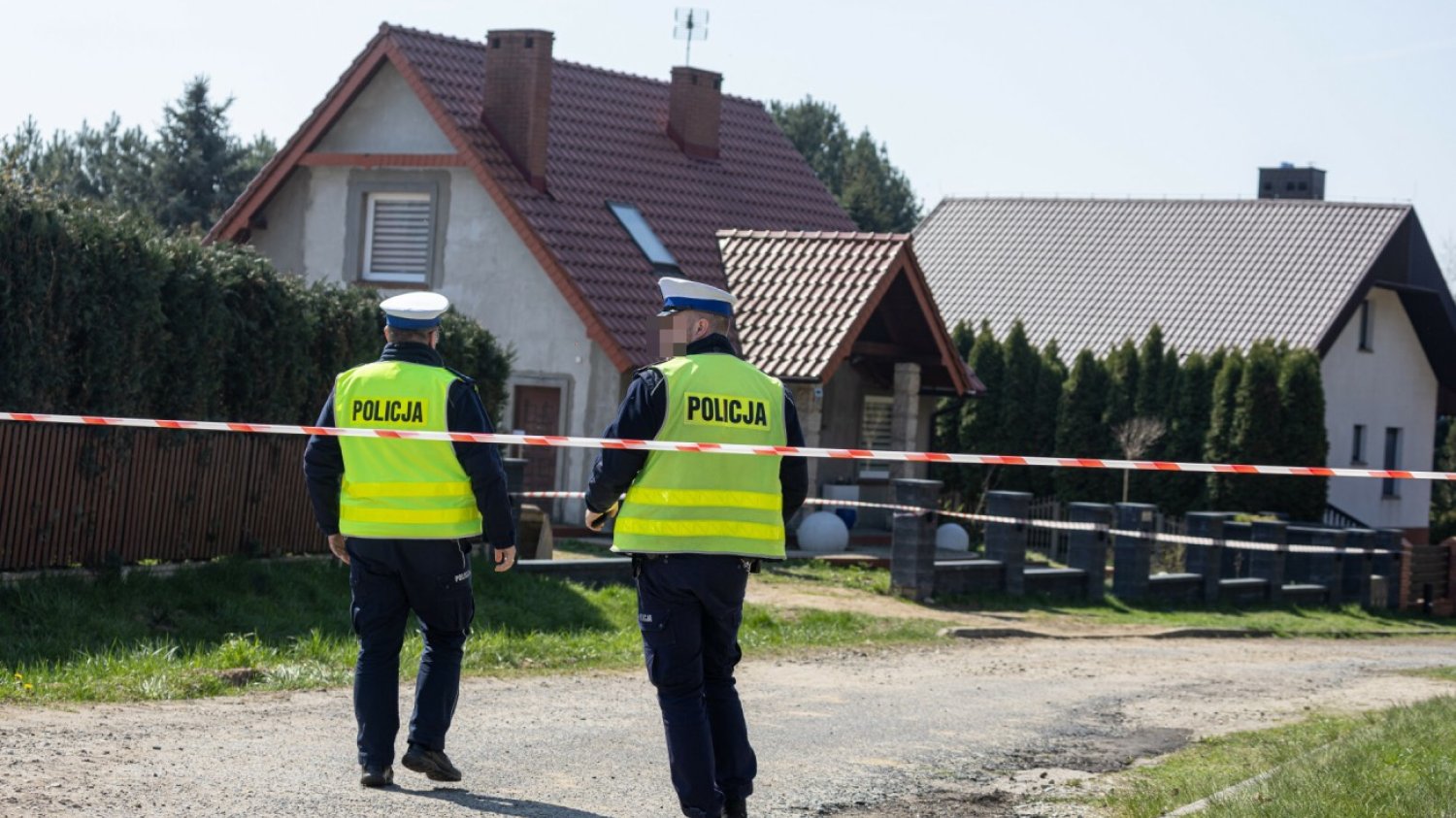 Policja przed domem w Kobylej Górze