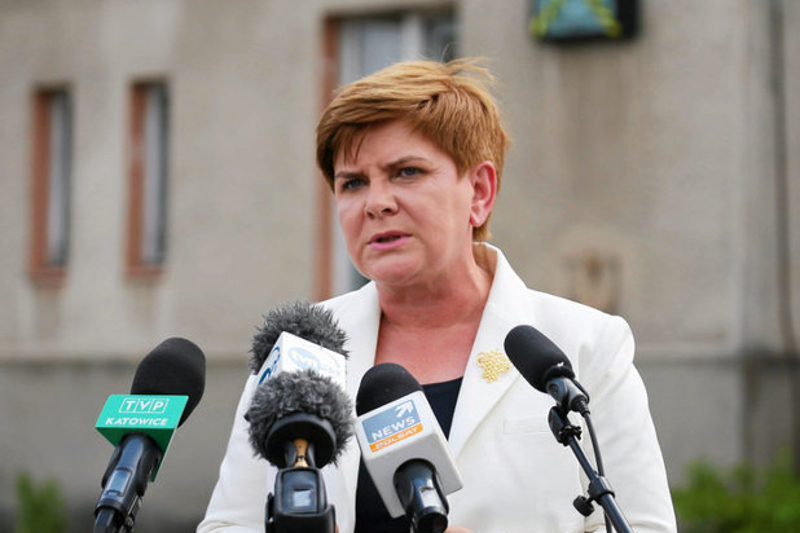 Na konferencji Beaty Szydło tłum buczał podczas zadawania pytań przez dziennikarzy.