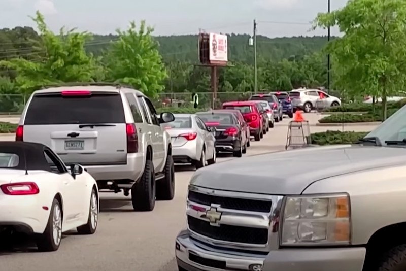Do stacji benzynowych na Wschodnim Wybrzeżu ustawiły się długie kolejki. Zapanował chaos. To efekt ataku na operatora rurociągów Colonial Pipeline.
