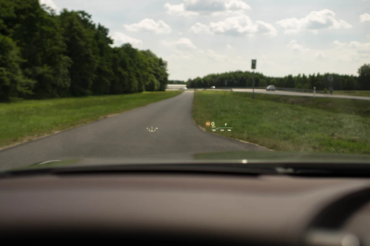 Tu tego nie widać, ale head up display w tym aucie jest ogromny.