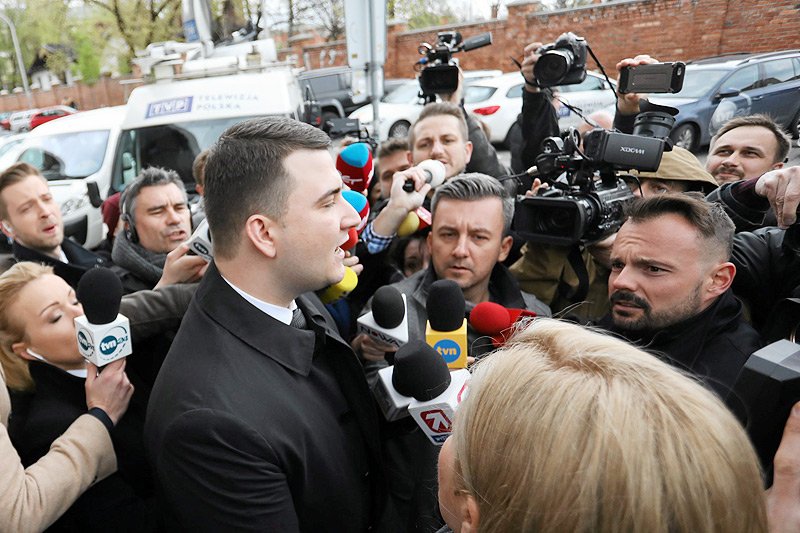 Bartłomiej Misiewicz nie tracił pewności siebie przed wejściem na obrady partyjnej komisji, którą w PiS powołano w sprawie jego zaskakującej kariery.