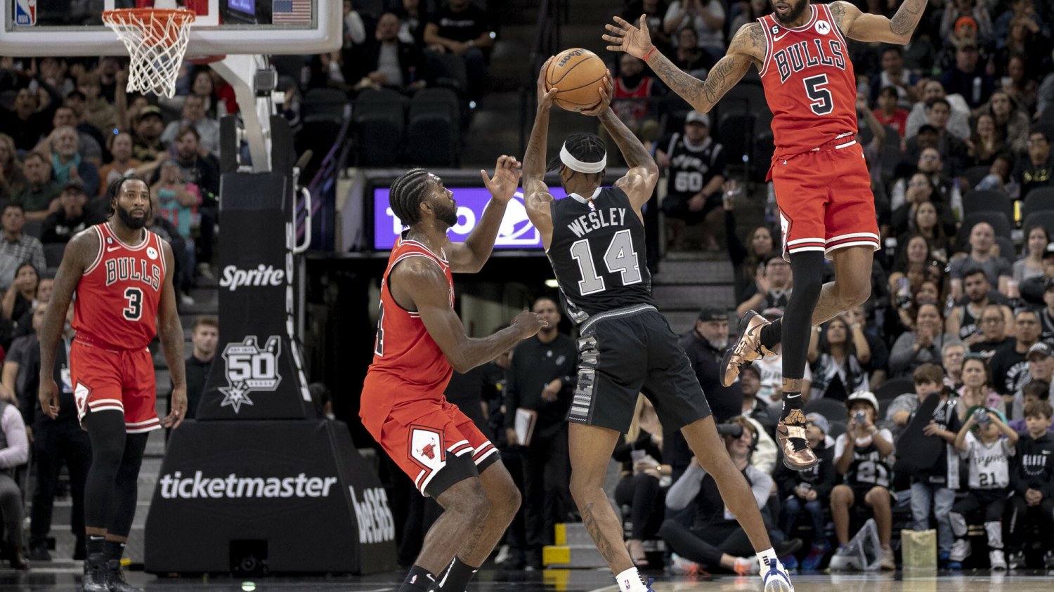 Kolejny świetny mecz i rekord Jeremy'ego Sochana w NBA. Jego zespół wciąż zadziwia.