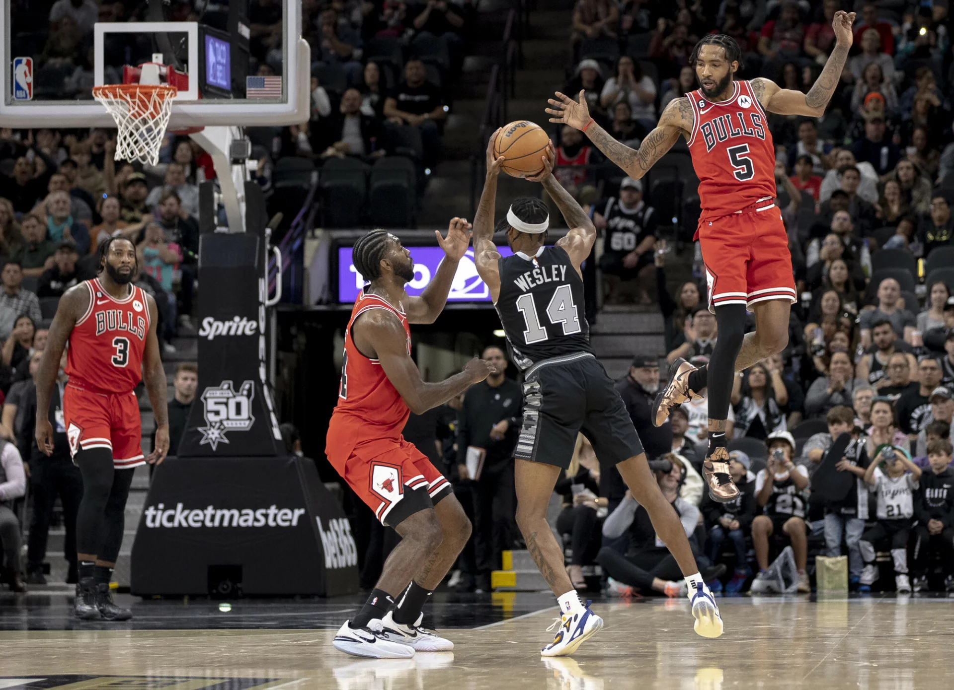 Kolejny świetny mecz i rekord Jeremy'ego Sochana w NBA. Jego zespół wciąż zadziwia.