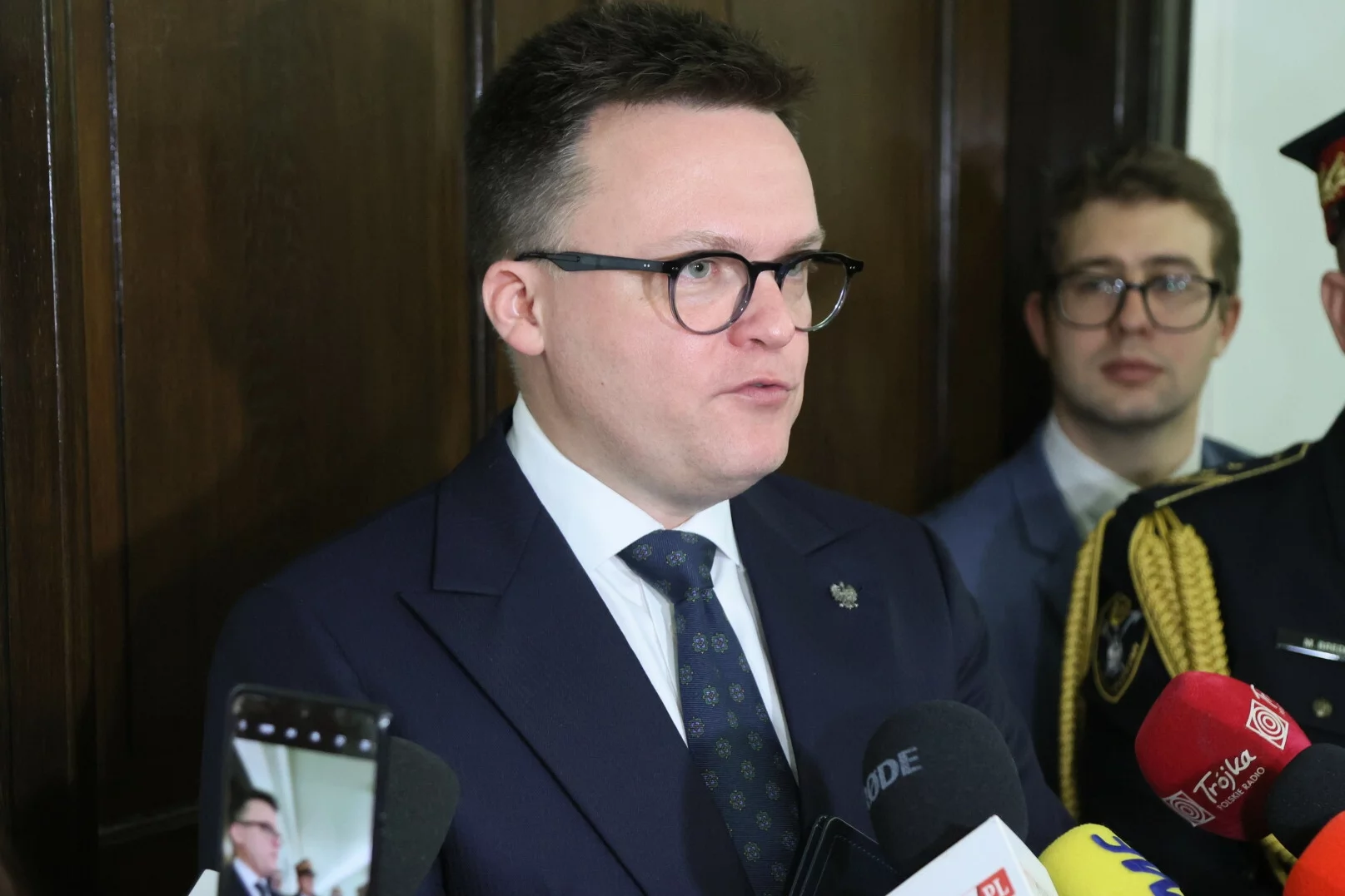 Wąsik i Kamiński przyjdą do Sejmu? Hołownia ma dla nich przesłanie.