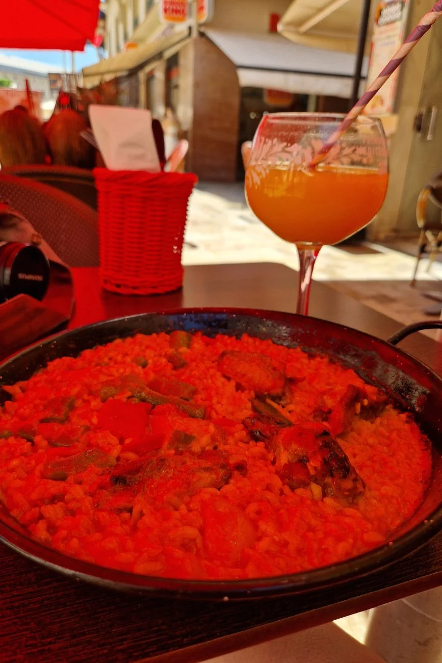 Paella i sok w Maladze