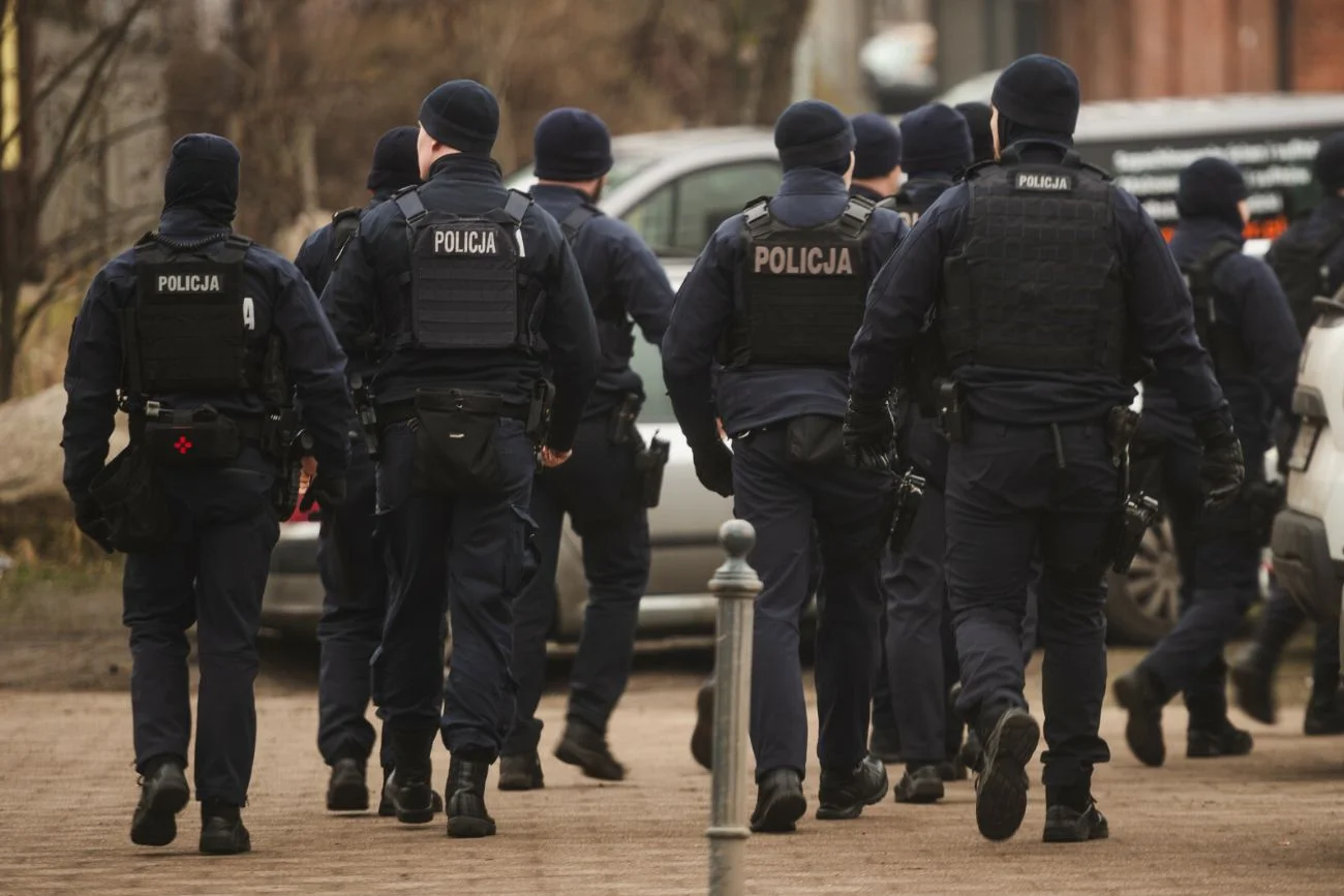 Wstrząsające sceny na komendzie. Mężczyzna groził policjantom nożem. Dramat na komendzie w Skierniewicach. Napastnik groził policjantom nożem.