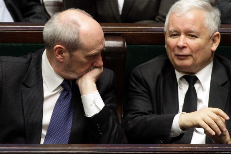 Antoni Macierewicz najazd na Centrum Kontrwywiadu NATO uzasadniał m.in. rzekomymi libacjami alkoholowymi, które się tam odbywały.