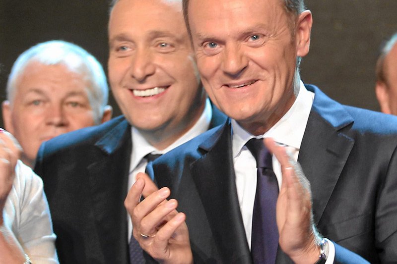 Zwycięstwo Donalda Tuska nad PiS wciąż przekłada się na solidną poprawę notowań Platformy Obywatelskiej. Kolejny sondaż wskazuje, iż znowu rywalizuje z PiS jak równy z równym.