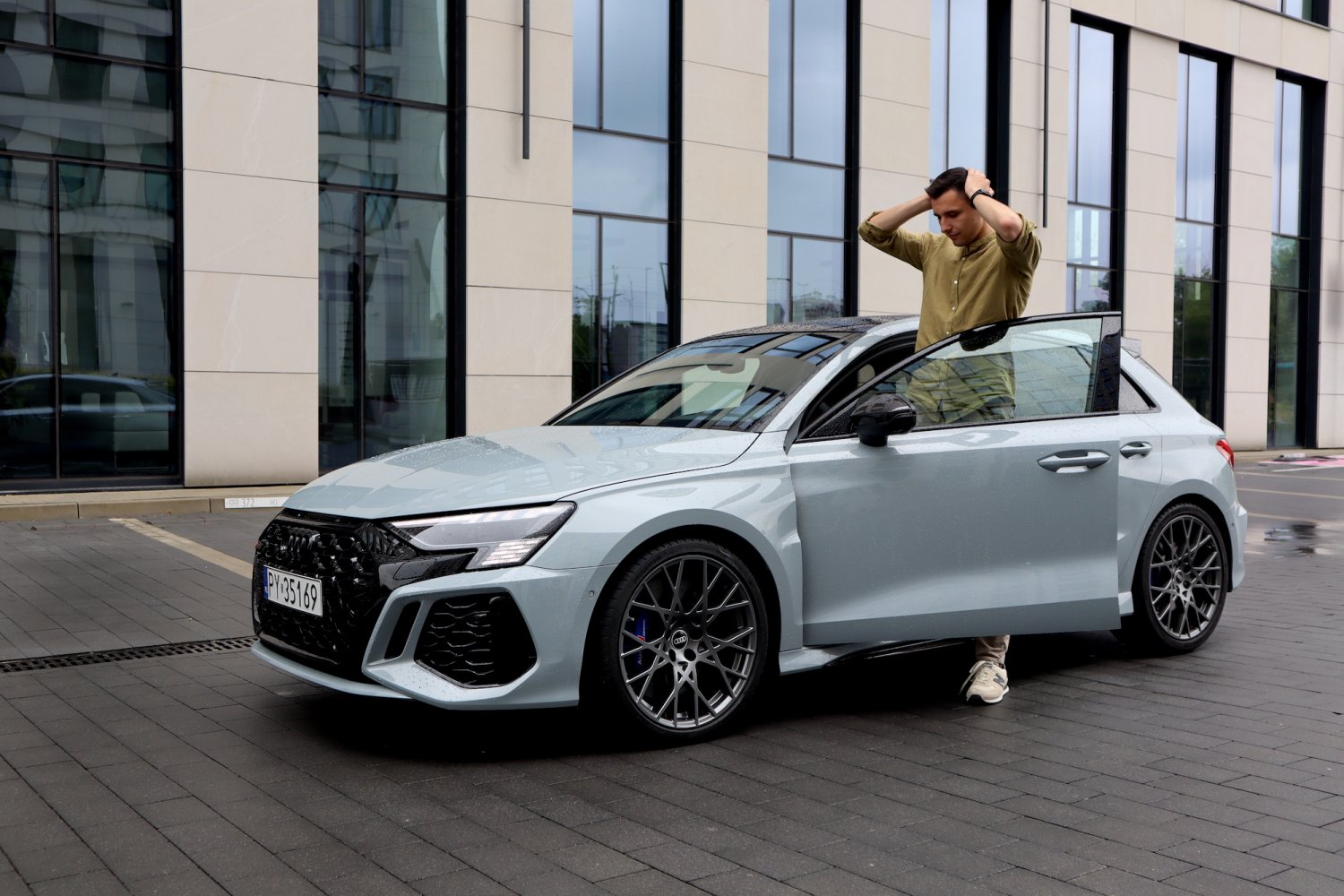 Tak, naprawdę można złapać się za głowę. Audi RS3 performance edition sprawdziło się jako typowo sportowy samochód, ale też... zwykłe auto w trasę.