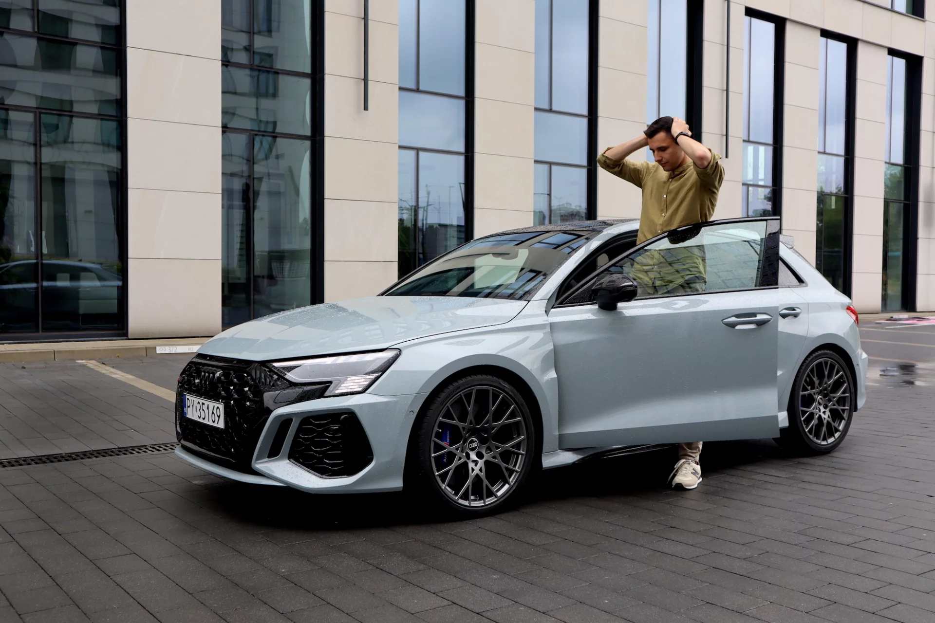 Tak, naprawdę można złapać się za głowę. Audi RS3 performance edition sprawdziło się jako typowo sportowy samochód, ale też... zwykłe auto w trasę.