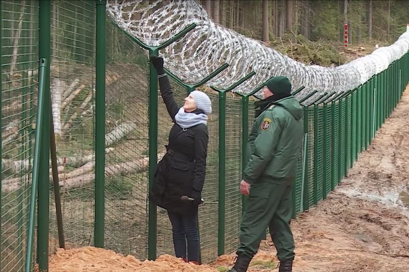 Taki płot oddziela Rosję od Łotwy.