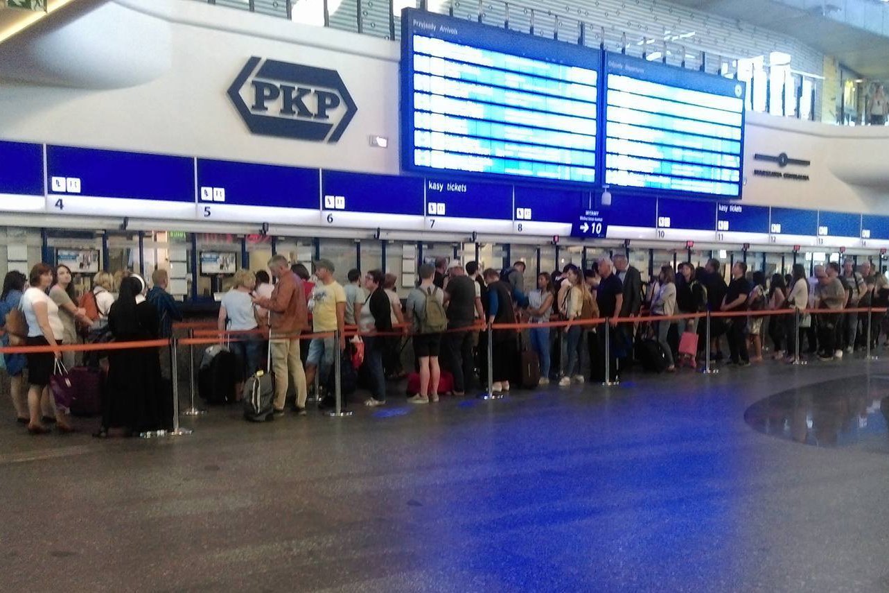 Zdjęcie z zeszłego piątku. Przed weekendem kolejki na Dworcu Centralnym są piekielnie długie. Ale w tygodniu jest podobnie