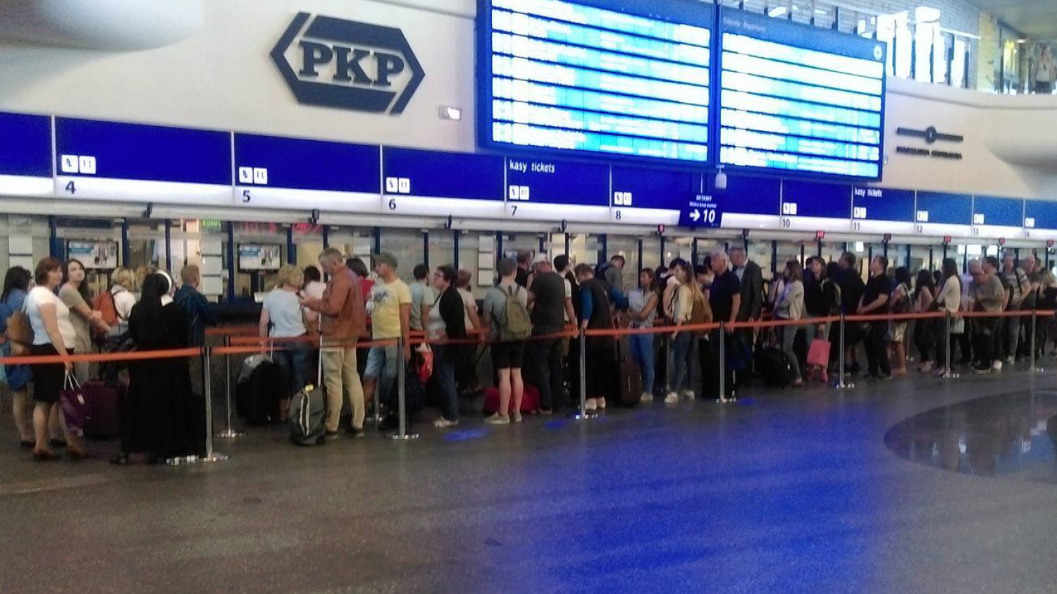 Zdjęcie z zeszłego piątku. Przed weekendem kolejki na Dworcu Centralnym są piekielnie długie. Ale w tygodniu jest podobnie