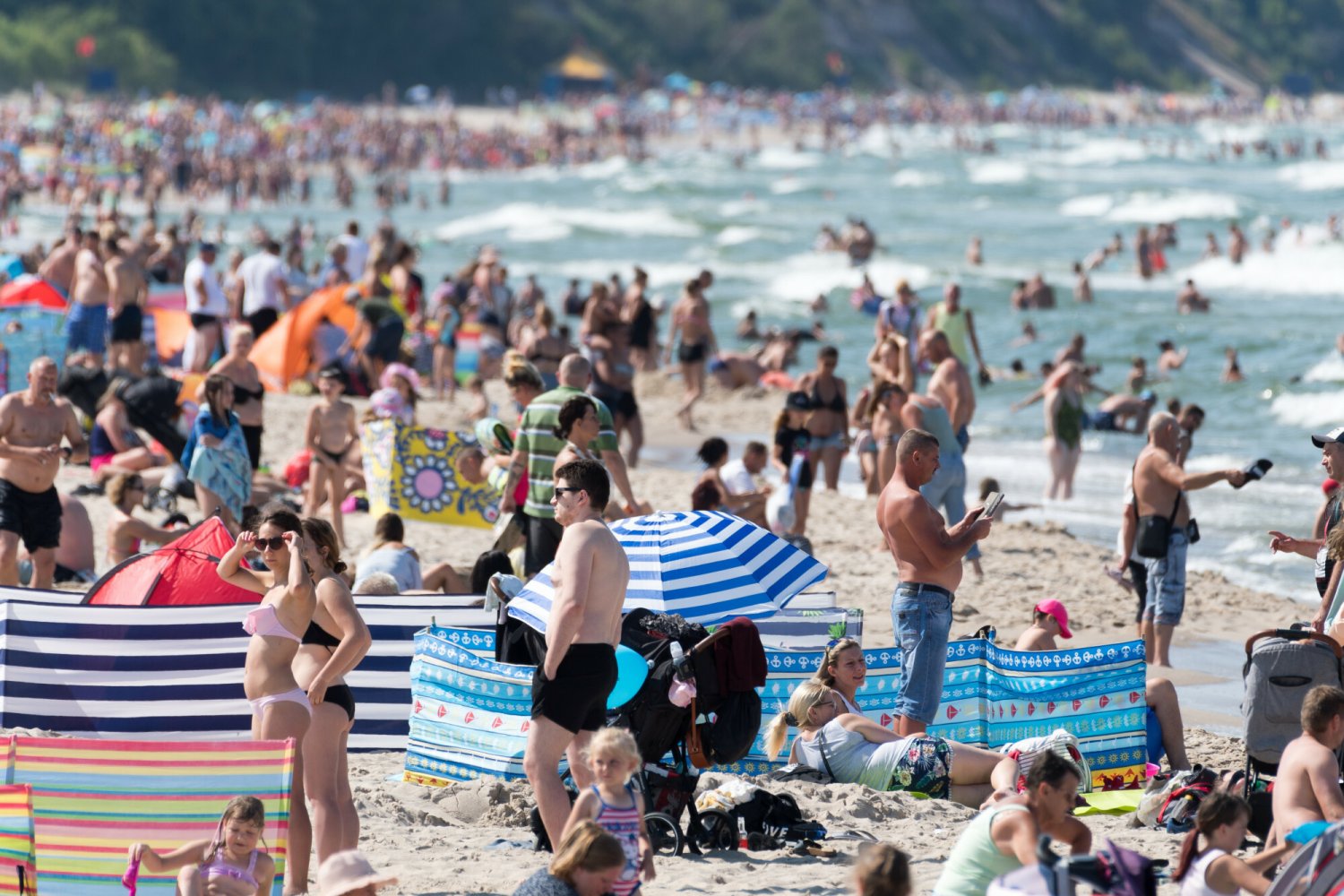 Turyści nad polskim morzem.