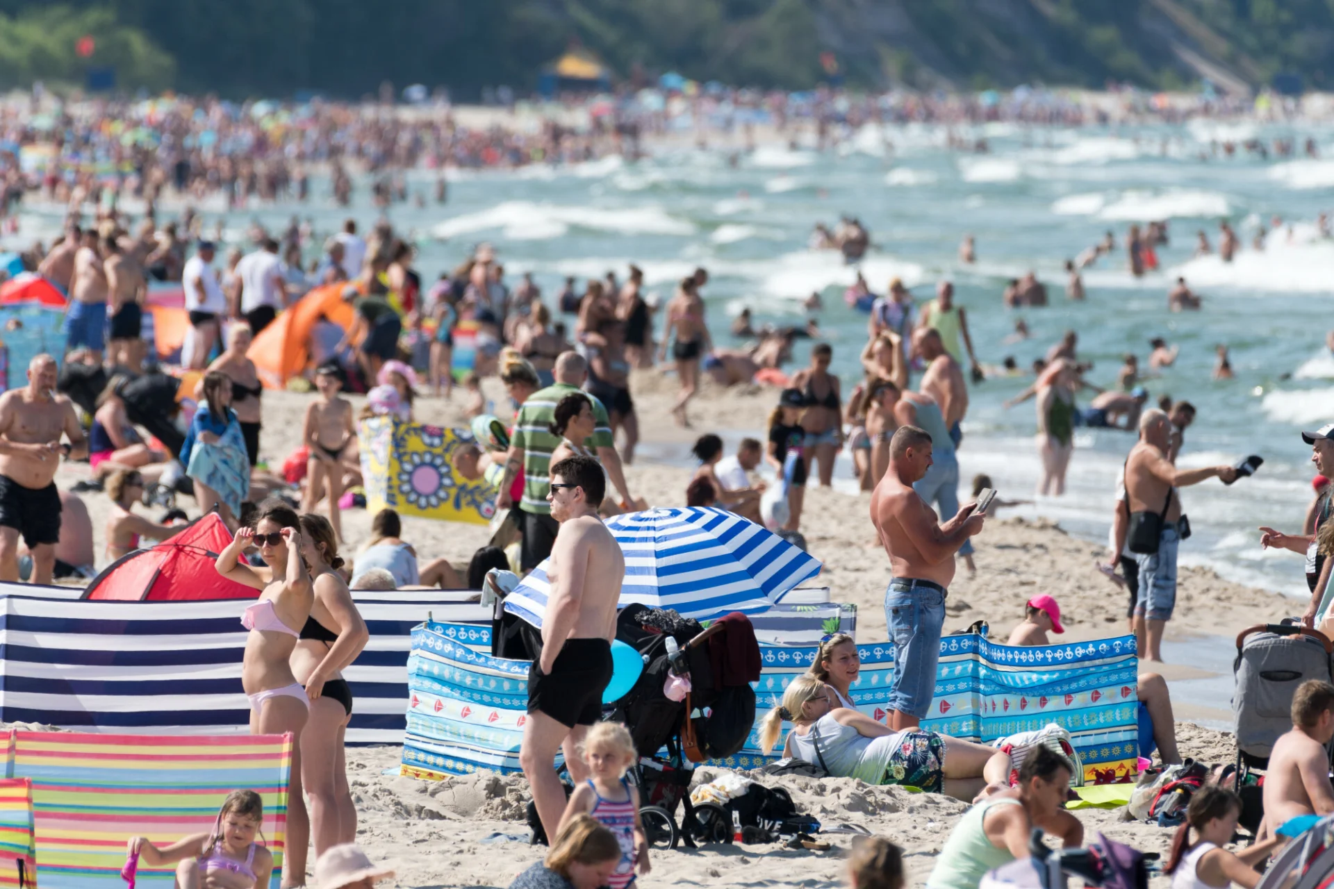 Pewien turysta najpierw został wyrzucony z pensjonatu we Władysławowie z powodu złego zachowania, a potem... podpalił obiekt. Turyści nad polskim morzem.