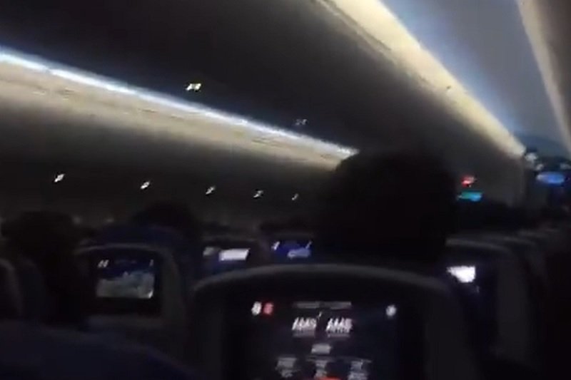 Samolot lecący z Madrytu do Amsterdamu podchodził pięć razy do lądowania. Pasażerowie zaczęli panikować.